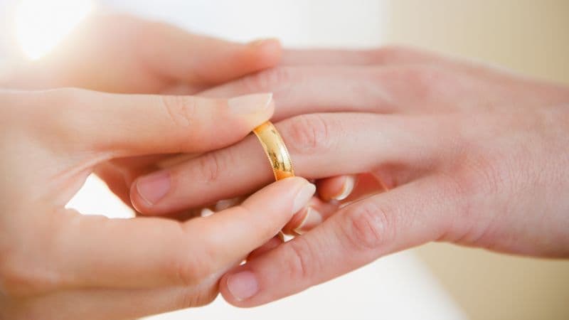 Marriage May Cut Cancer Risk, Study Finds