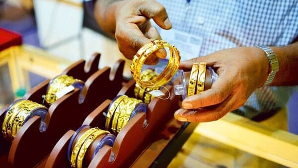 Gold Soars: MCX Prices Surge Amidst Dollar Decline