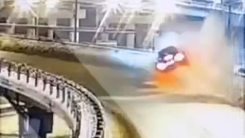 Horror Moscow Crash: Mercedes Falls Onto Car Below