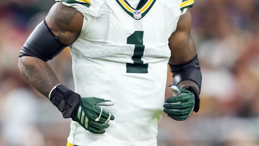 Parsons' Sideline Support: Packers' Injured Star Rallies Teammates