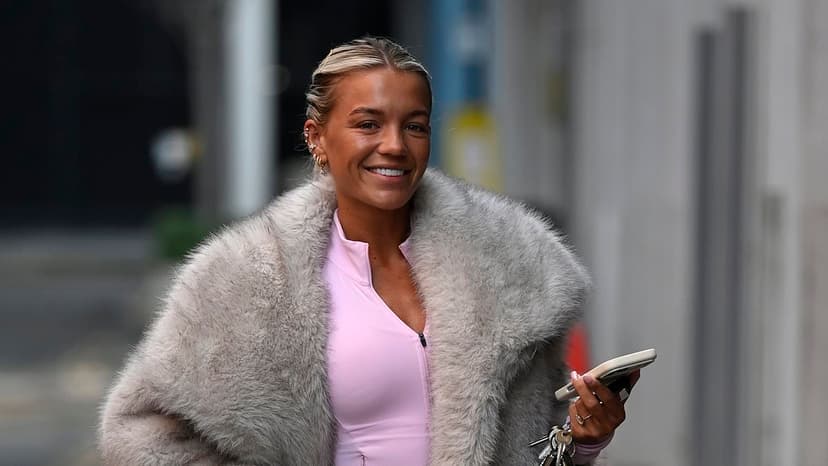 Molly Smith Flaunts Tan After Maldives Trip