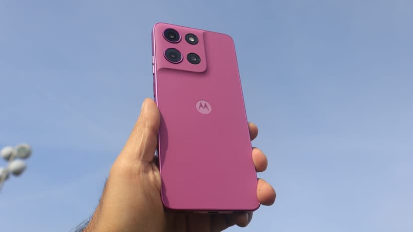 New Moto G: Same Guts, Bold New Pink!