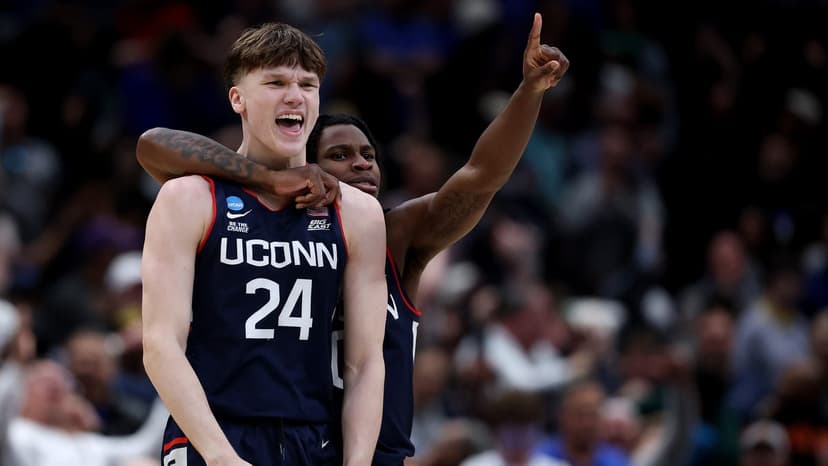 Mullins' 40-foot buzzer-beater stuns Duke, sends UConn to Final Four