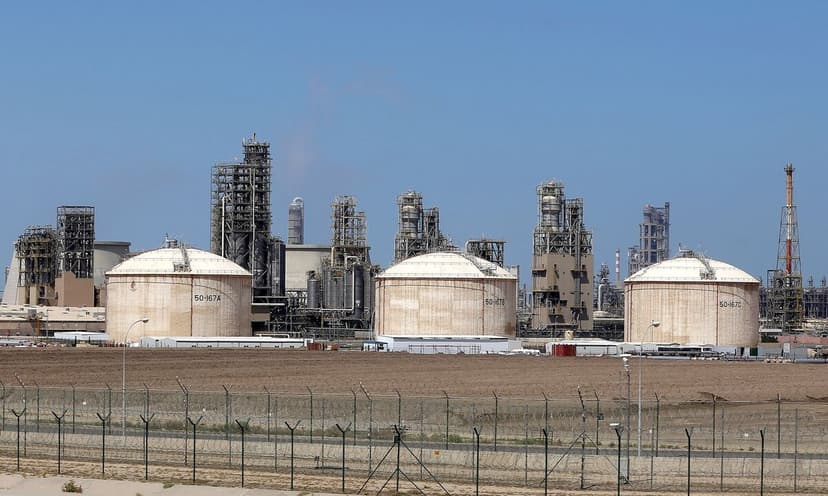 Oil Prices Dip Amid Rising Gulf Exports