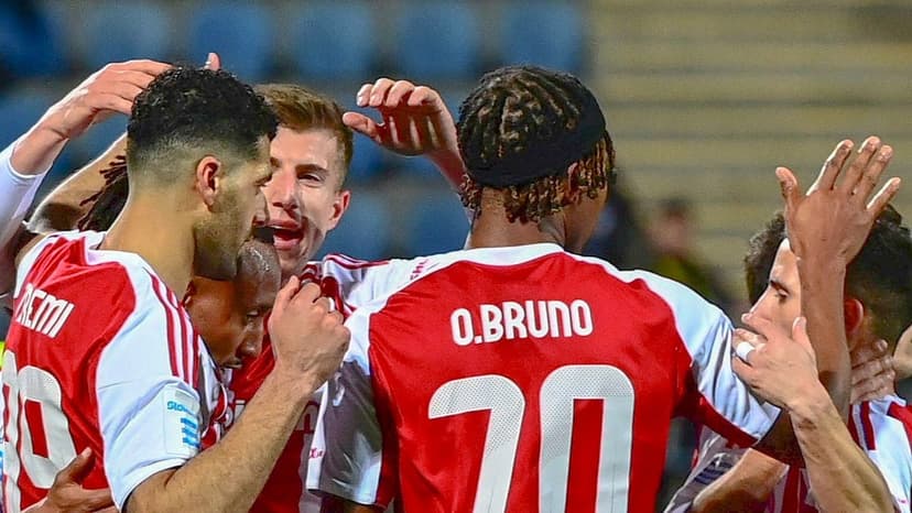 Olympiacos Unbeaten Streak Continues: A Title Push?
