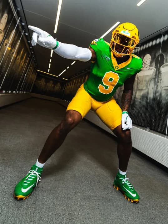 Oregon Ducks Unveil Green & Yellow Uniforms for Season Opener