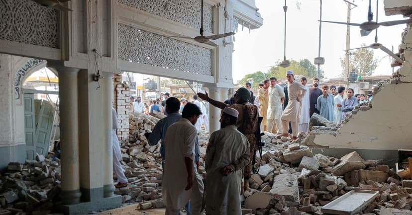 Suicide Bomber Kills 31 at Pakistani Police Base