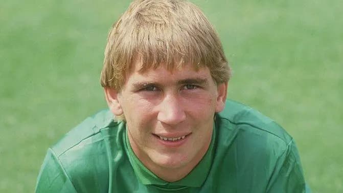 Portsmouth Legend Alan Knight Honored by Fans