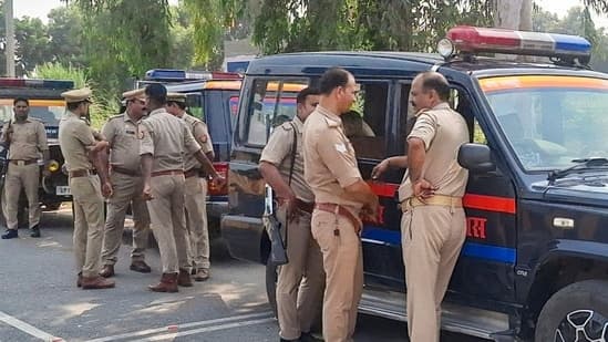 Pregnant Woman Cuts Abdomen in Labor Pain Crisis