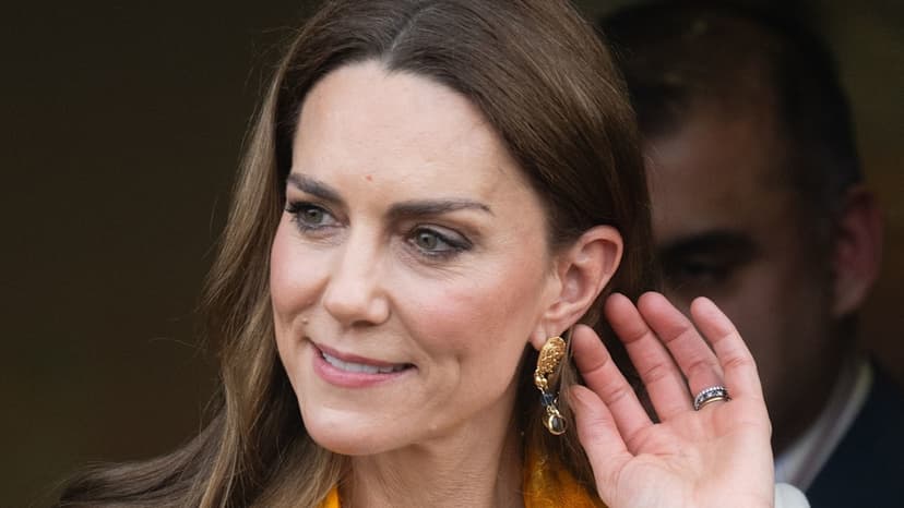 Kate Goes Barefoot at Hindu Temple in Respectful Gesture