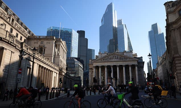 Private Credit Faces Storm: Billions Pulled Amidst Global Fears