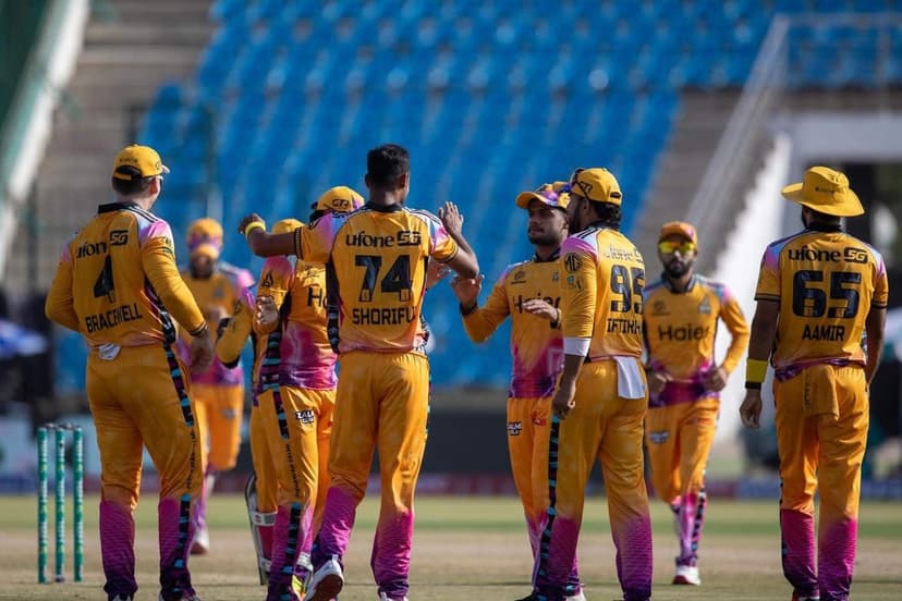 PSL Halfway: Peshawar Zalmi Leads, Glitters Shine