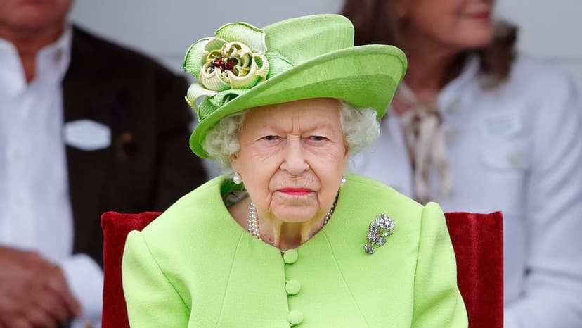 Queen's Dresser to Spill Royal Secrets?