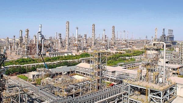 Reliance Q4 Earnings: Profit Outlook Amidst Oil Woes