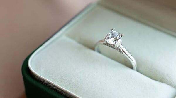 Diamond Jeweler IPO Sails Through on Final Day of Bidding