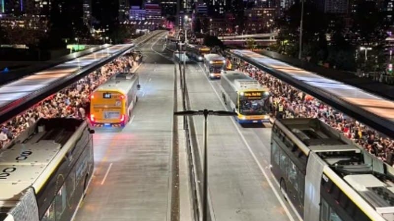 Riverfire Transport Fails: Crowds Crushed, Delays Ensue
