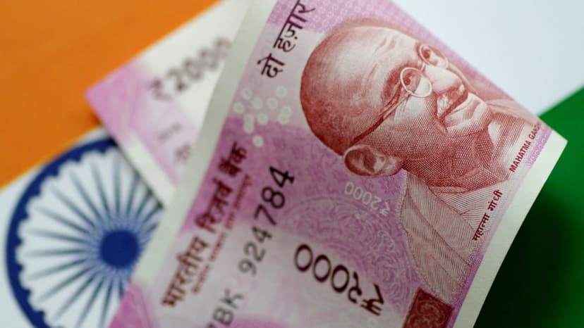 Rupee Dips as Foreign Capital Flees, Iran Deal Uncertainty Looms