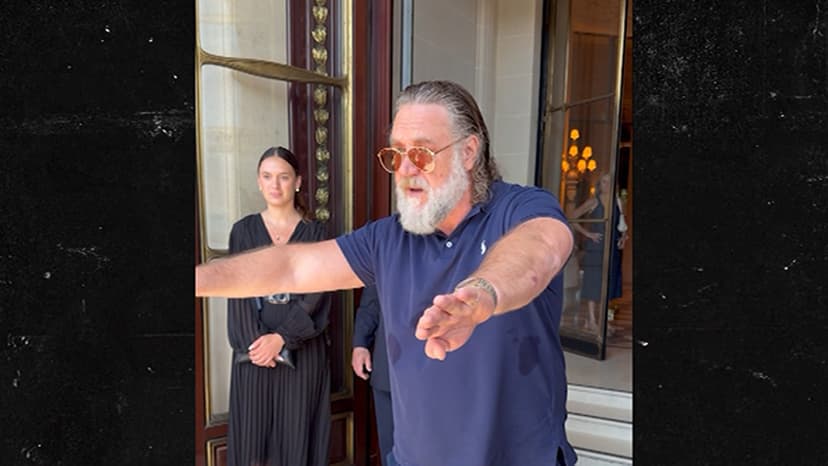 Crowe's Gladiator Moment: Actor Snaps at Fans
