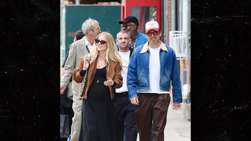 Stan & Wallis: Baby Bump Glow on NYC Stroll