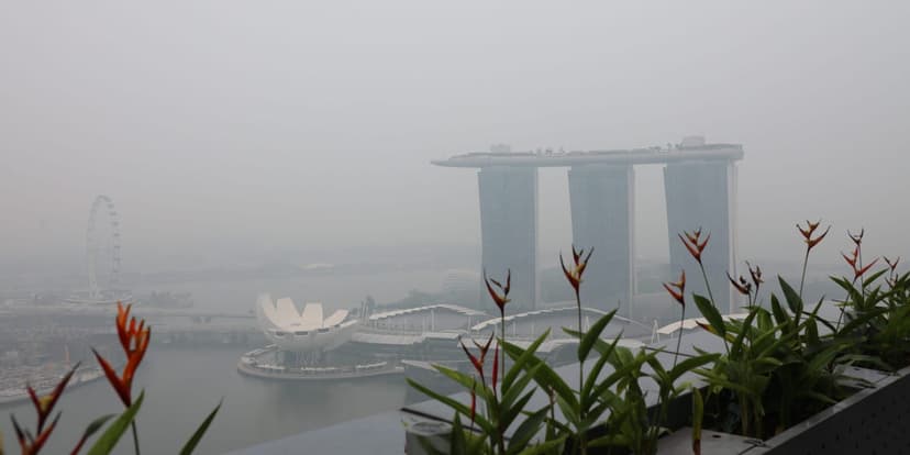 Haze Shrouds Singapore: Air Quality Hits 'Very Unhealthy'