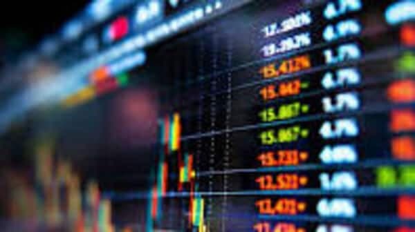 Singapore Stocks Lag as Global Rally Ignites Tech Surge