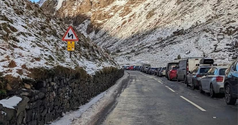 Police Scold 'Instagram-Obsessed' Drivers in Snowbound Snowdonia