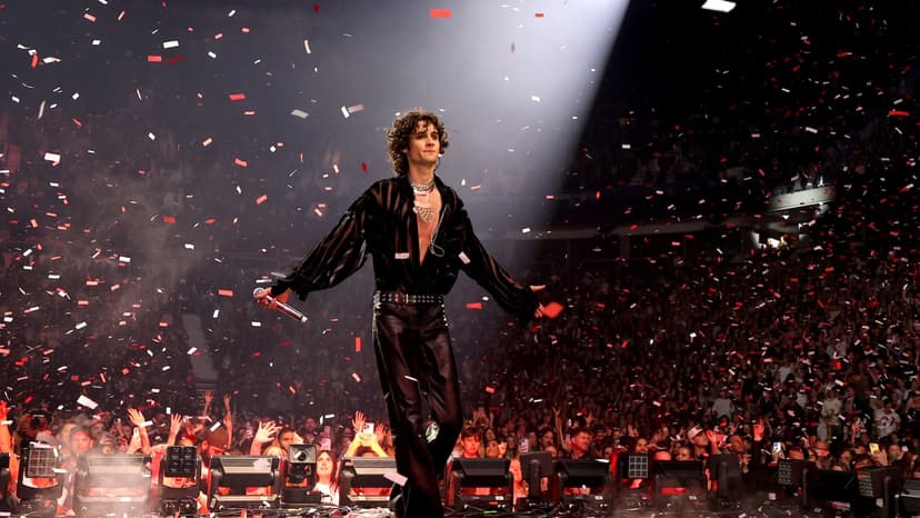 Sombr Stuns LA with Surprise Fleetwood Mac Jam