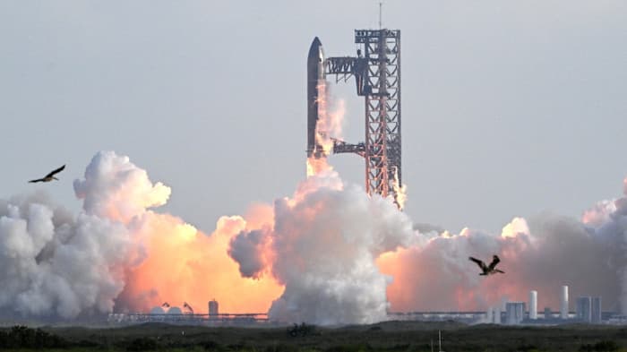 US Space Ambitions: Artemis vs. SpaceX's IPO