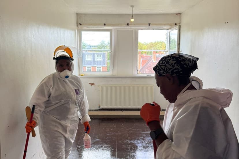 Cleaner Finds Bathtub of Faeces, Tonne of Urine Bottles