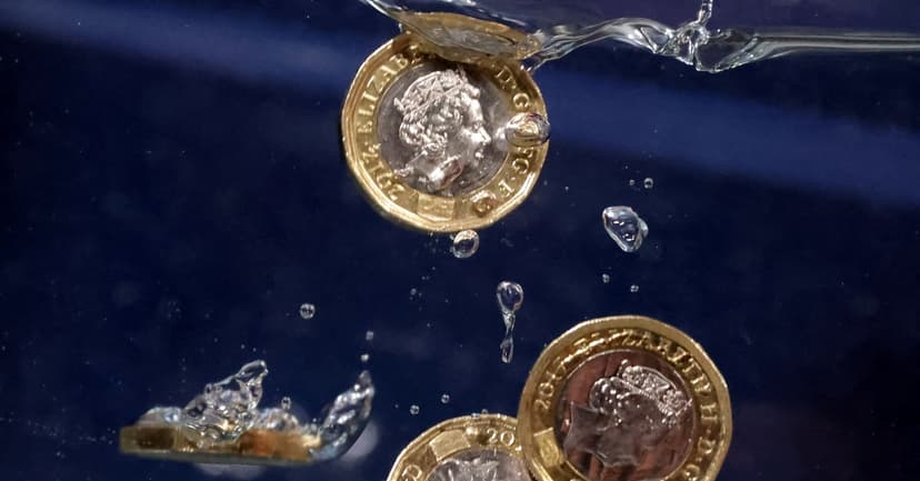 Sterling Hits 16-Month Euro High Amidst French Fiscal Woes