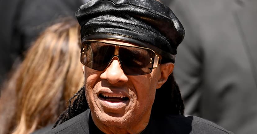 Stevie Wonder Shocks Fans, Addresses Sight Rumors