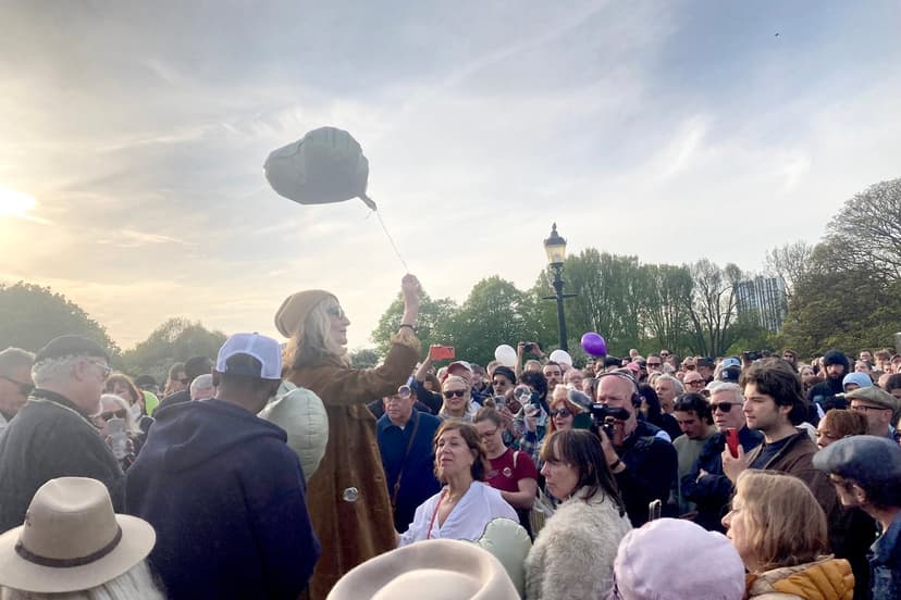 Suggs Sings Tribute to Slain Student