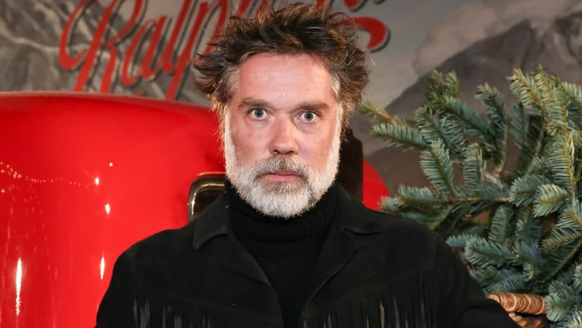 Faithfull's Life Unveiled: Wainwright & Jones Honor Icon