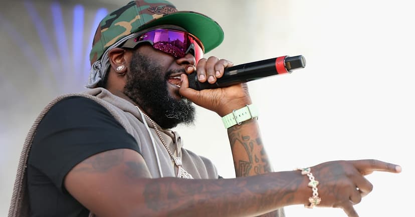 T-Pain's Blue Outfit Sparks ICU Confusion