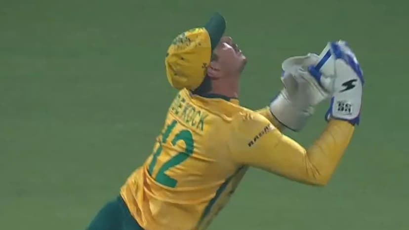 De Kock & Brevis Collision: Crucial Catch Missed!