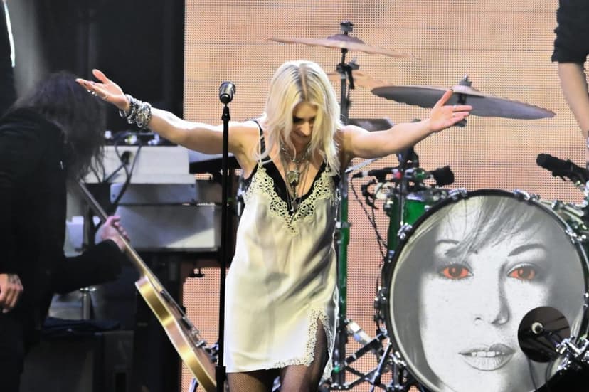 Taylor Momsen Bitten by Venomous Spider Mid-Show