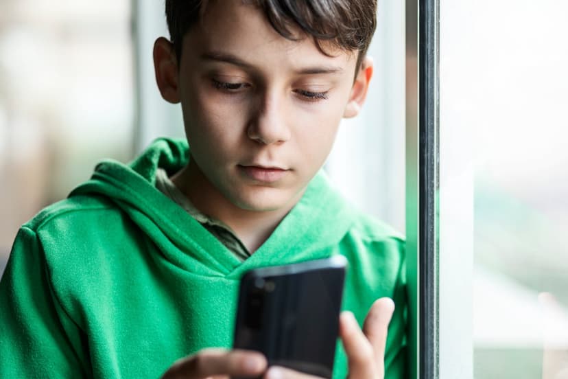Early Smartphones Harm Teen Health, Study Warns