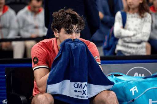Player's phone alarm interrupts 1 AM tennis match!