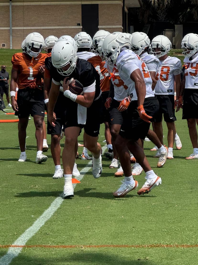 Longhorns Camp Kicks Off: Manning, Smothers Shine