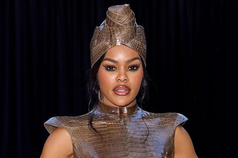 Sculptural Style: Taylor Wows in Architectural Ensemble