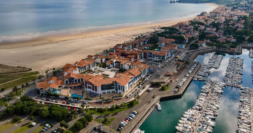 Tsunami Cloud Stuns Hendaye Beachgoers