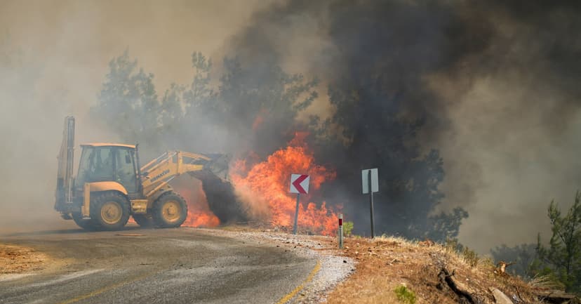 Antalya Battles Deadly Wildfires; Residents Aid Firefighters