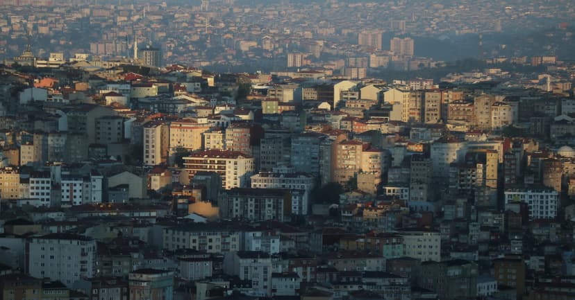 Turkey's Rating Outlook Dims on Reserves and Geopolitics