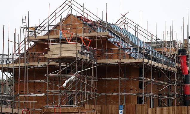 UK Construction Plunges to Deepest Slump Since Covid