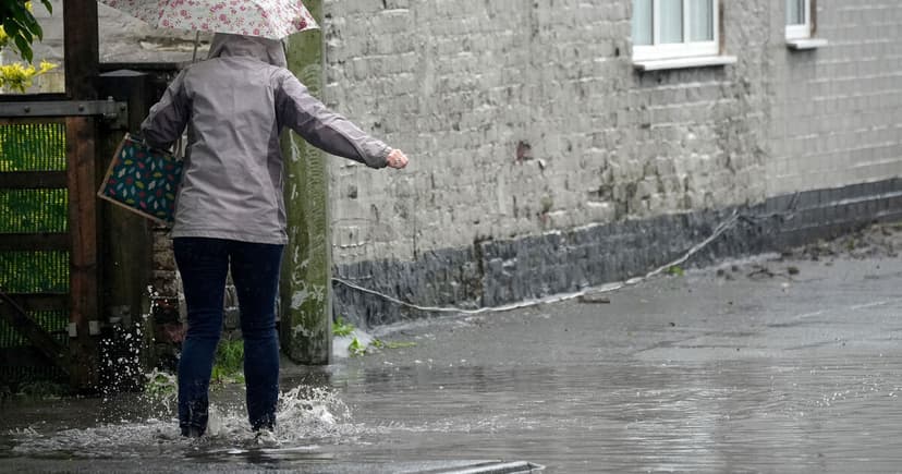 UK Weather Alert: Heavy Showers & Thunder Expected!