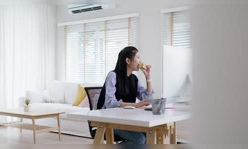 Work Eats: Urban Indians Skip Meals for Screen Time