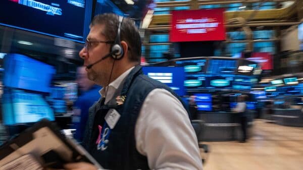 US Economy: Mixed Signals Stir Market Uncertainty
