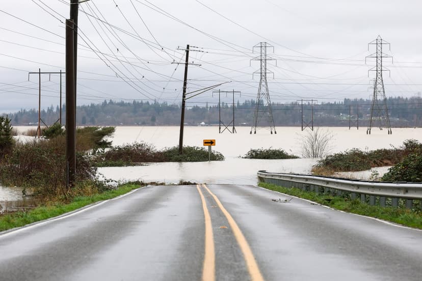 US States Brace for Major Flooding: Rivers Surging Past Banks