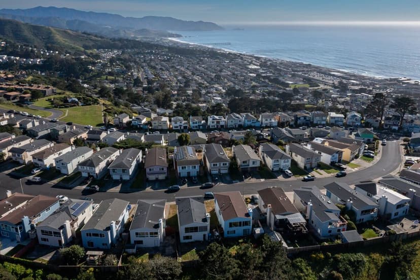 US Mortgage Rates Hit 8-Month High, Cooling Housing Market