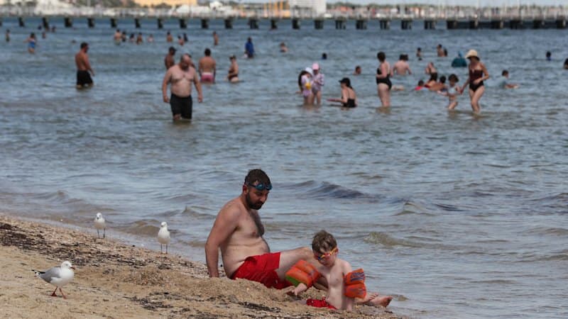 Victoria Swelters: Heatwave Hits 44 Degrees!
